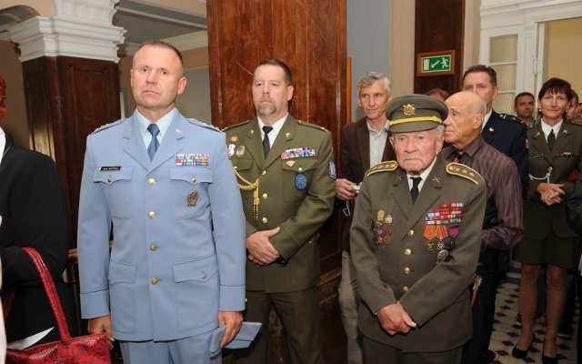 NŠ 22. letecké základny v Náměšti nad Oslavou plk. Alois Matyzka a válečný veterán plk. Ladislav Janouch