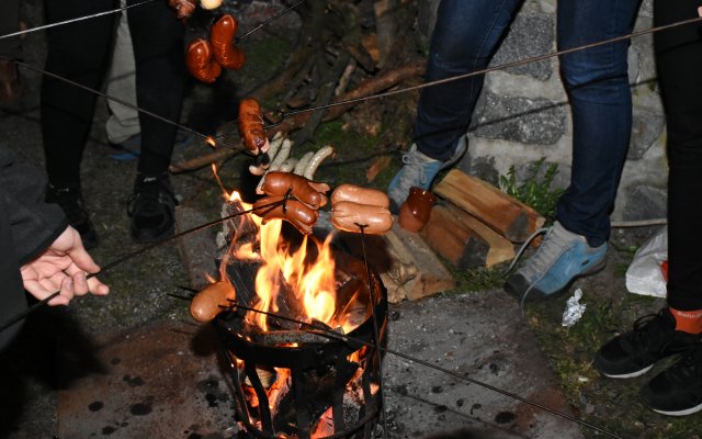 Vrchol večera byl ohýnek, pro Španěly něco naprosto exotického. A jak chutnaly buřtíky!